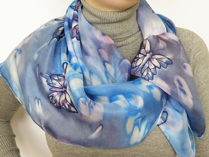 Расписный шелковый шарф С красивыми голубыми бабочками
